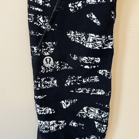 Lululemon Inspire Tight II in Graf Black White / Black size 2 - Picture 10 of 13